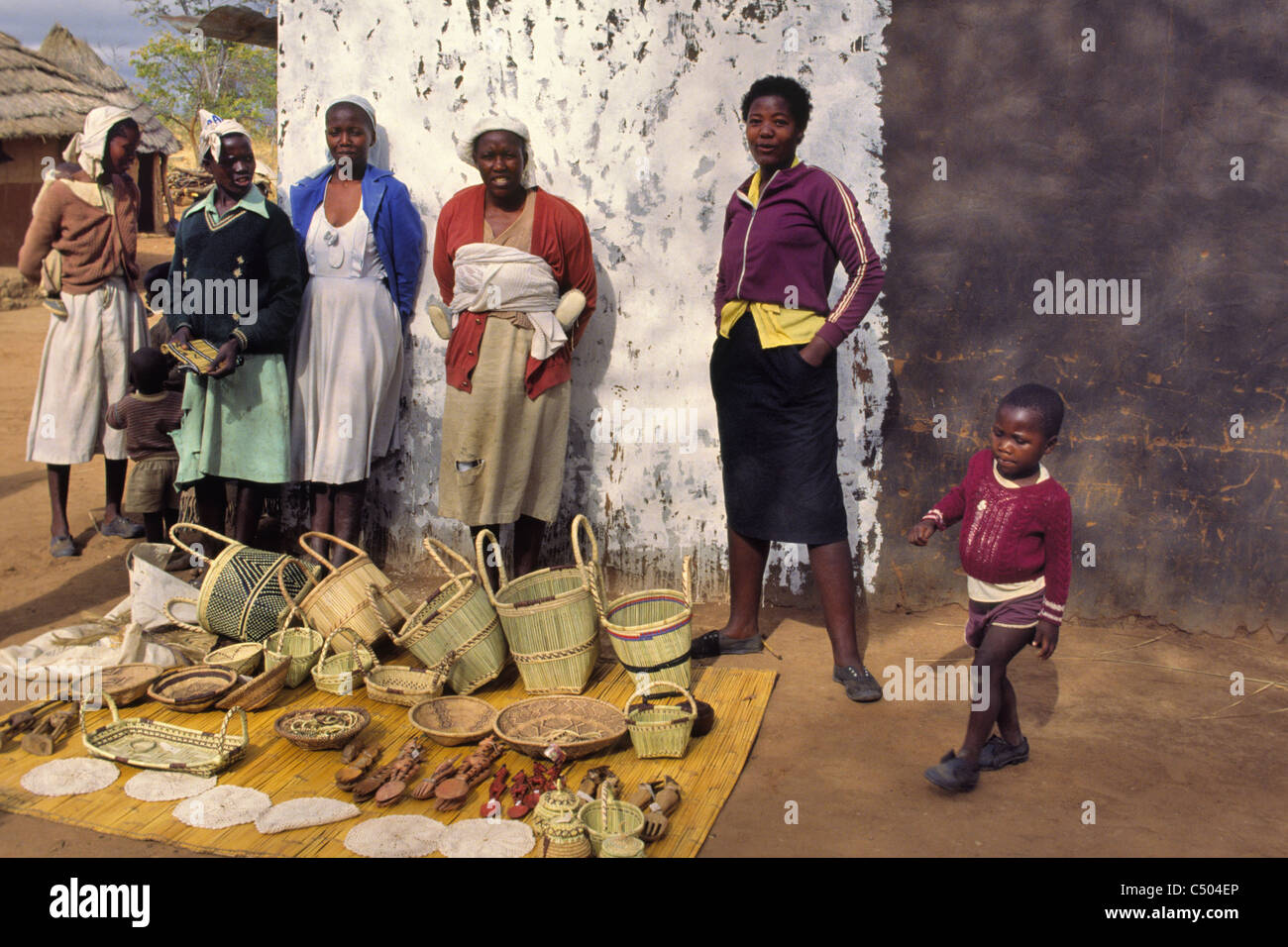 Gli abitanti di un villaggio vicino a Victoria Falls, Zimbabwe Foto stock -  Alamy