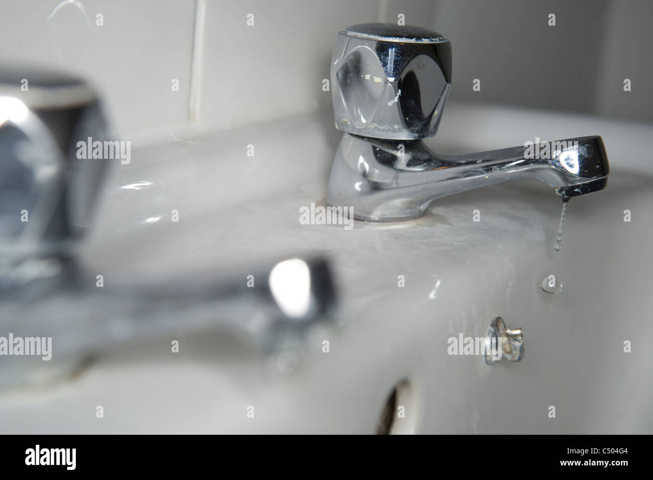 Perdite di gocciolamento tocca 'acqua sprechi" Foto Stock