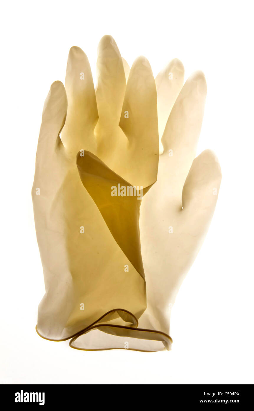 Guanti medicali appoggiati su una superficie pulita, preparati per l'uso clinico in ambiente sanitario Foto Stock