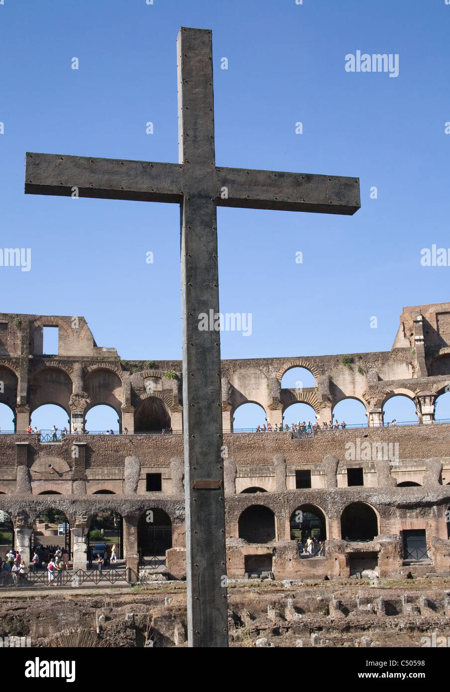 Croce nell'antica Colosseo Roma Italia Foto stock - Alamy