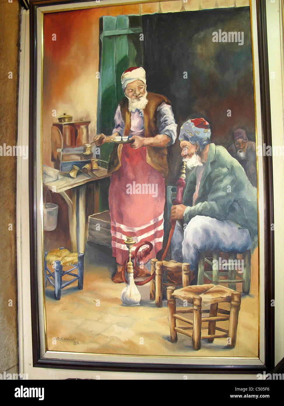 Turchia Istanbul Turchia tubazioni acqua shisha Nargile coffee shop. Una pittura nostalgica mostrava un server caffè turco per il cliente. Foto Stock