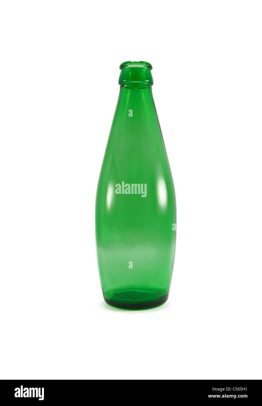 Vuoto bottiglia in vetro verde su sfondo bianco. Foto Stock