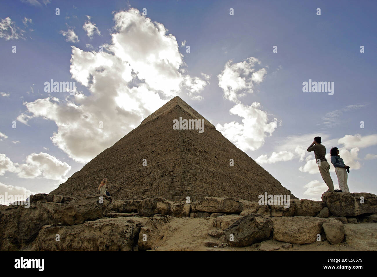 Un turista scatta una fotografia della Grande Piramide di Khafre sull'altopiano di Giza, Cairo, Egitto. Foto Stock