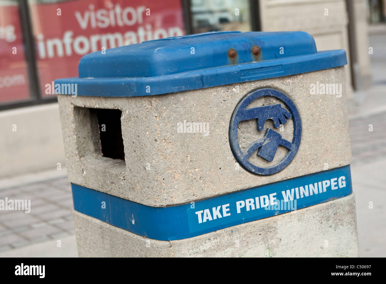 Una strada garbage can è raffigurata sul Portage Avenue a Winnipeg domenica 22 maggio, 2011. Foto Stock