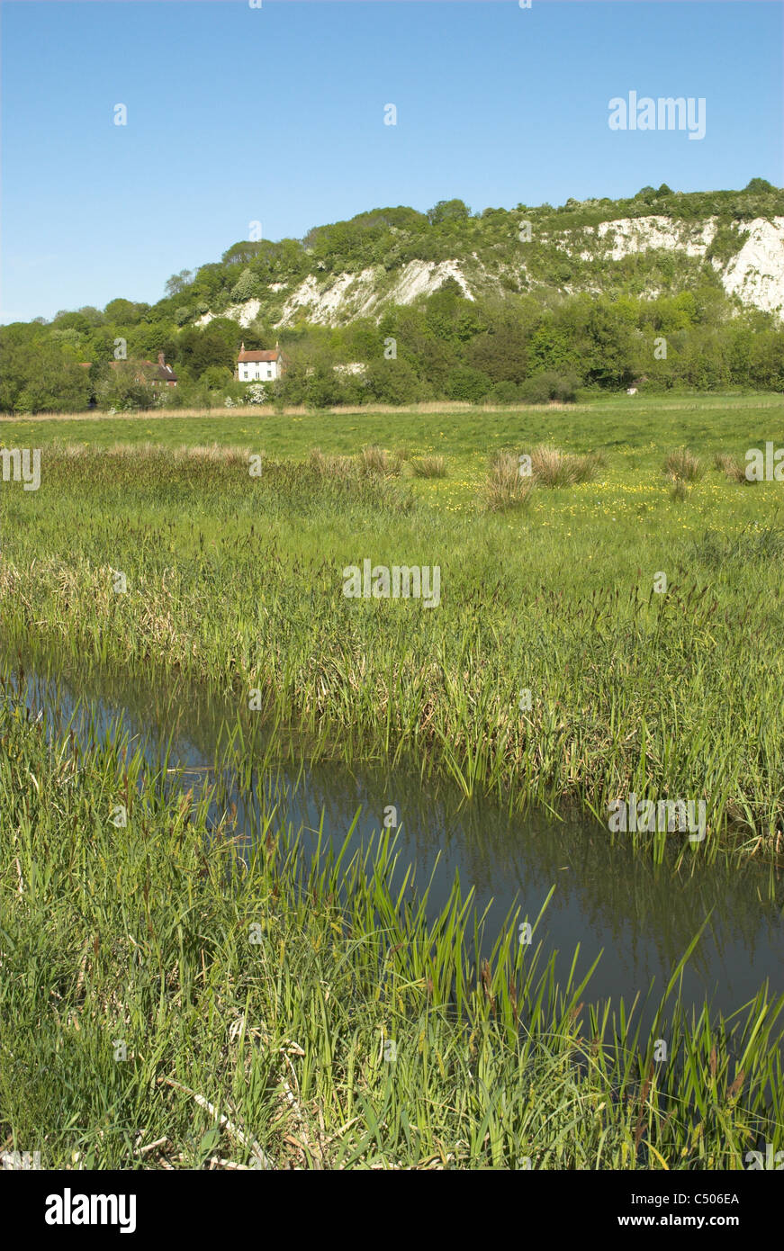 Il fiume Arun pianura alluvionale e South Downs vicino ai villaggi di Houghton e Amberley nel South Downs National Park. Foto Stock