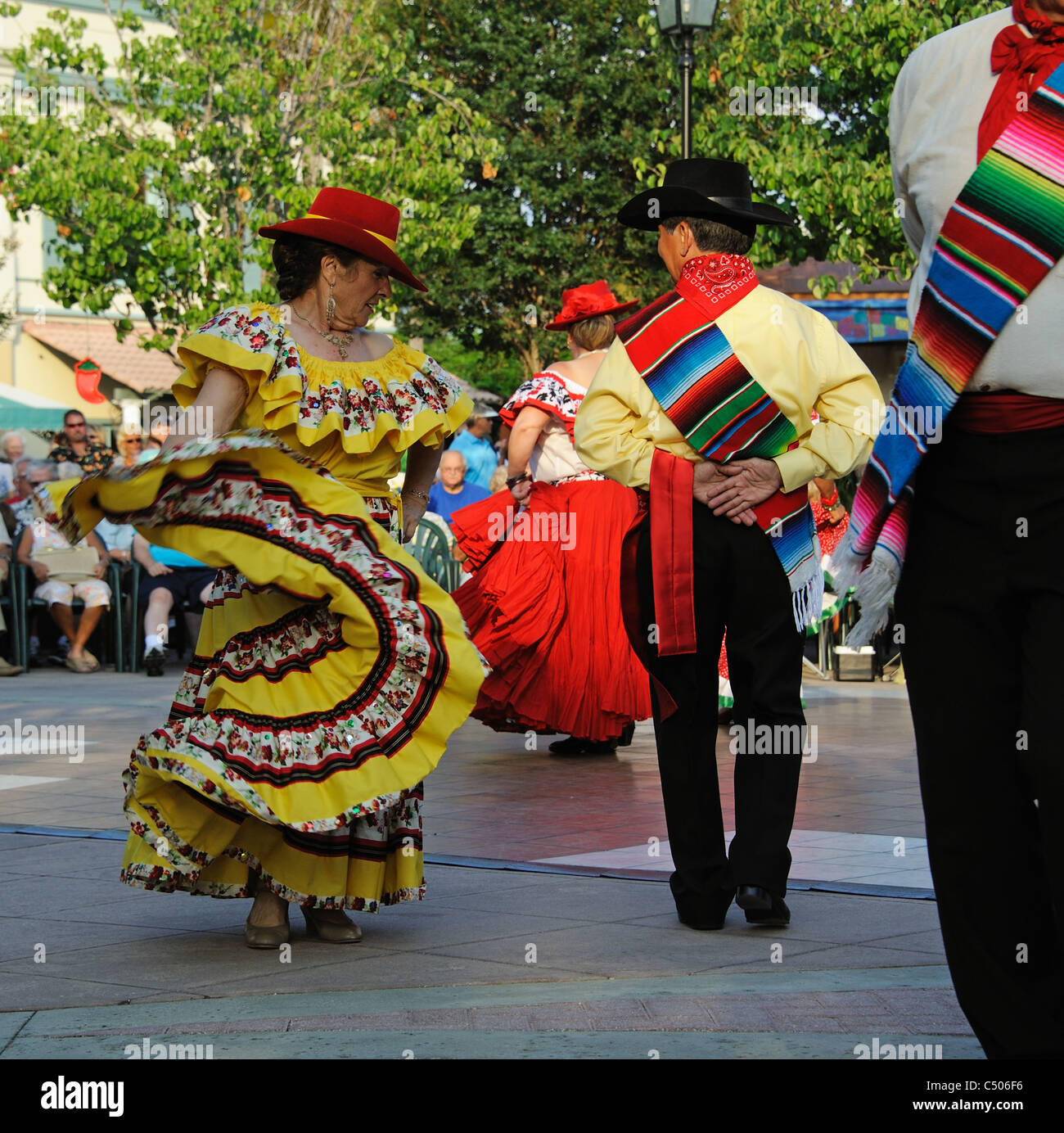 Cinco De Mayo ballerini eseguono nella piazza della città e dei villaggi in Florida USA Dancing in the town square Foto Stock
