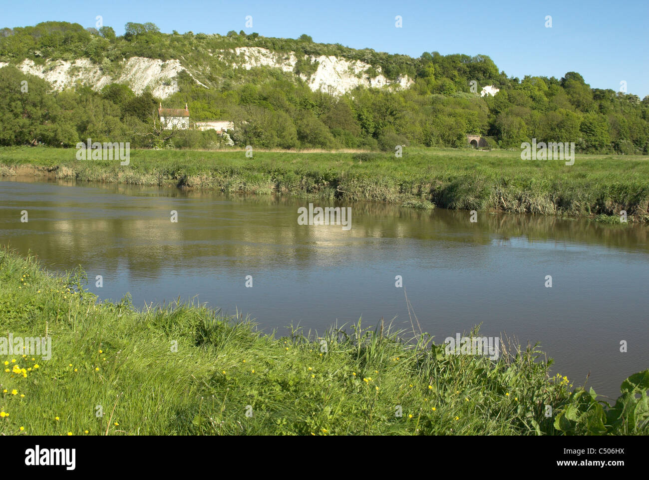 Il fiume Arun e South Downs vicino al Ponte di Houghton vicino al villaggio di Amberley nel South Downs National Park. Foto Stock