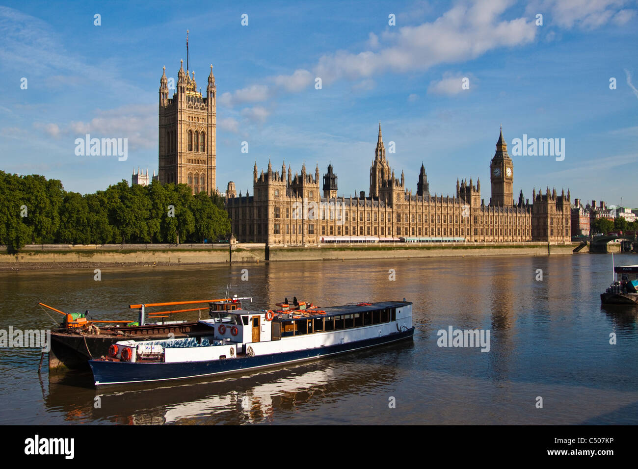 Case del Parlamento visto sul fiume Tamigi Foto Stock