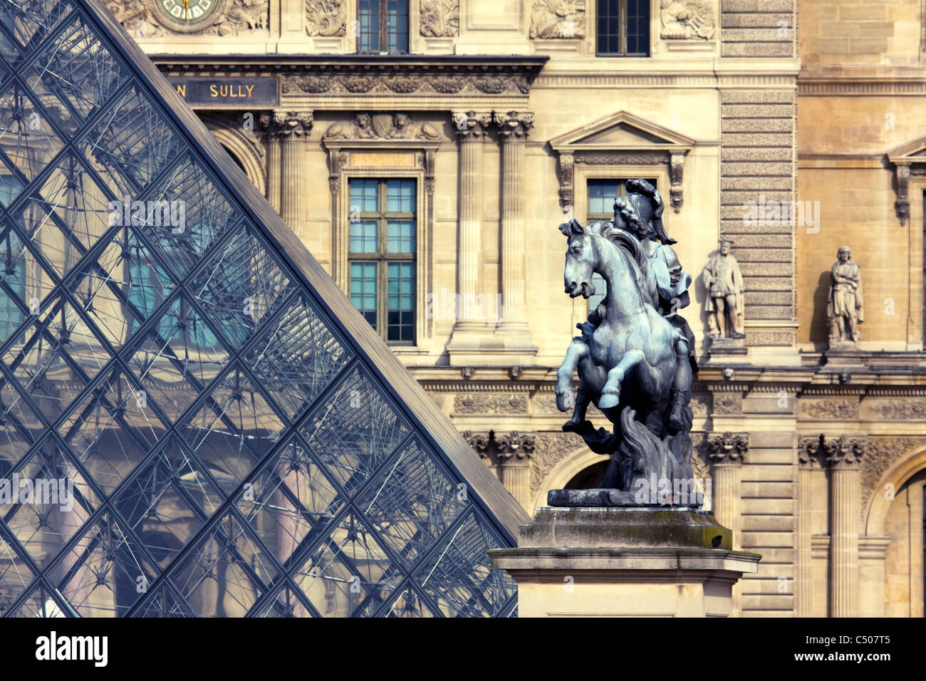 Statua equestre di Luigi XIV nel cortile del Musée du Louvre, Paris, Francia. Foto Stock