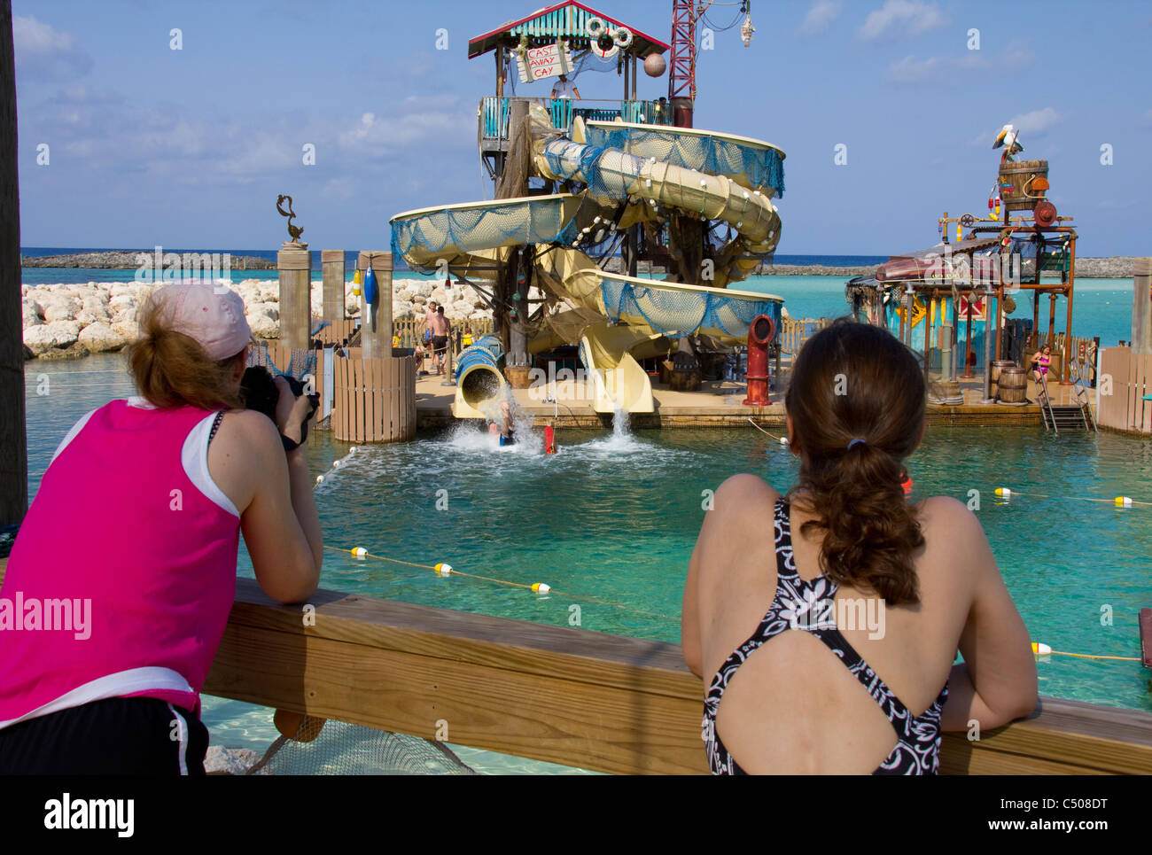 Una divertente scivolo d'acqua intrattiene i giovani a Disney Cruise Line isola privata paradiso, Castaway Cay, Bahamas. Foto Stock