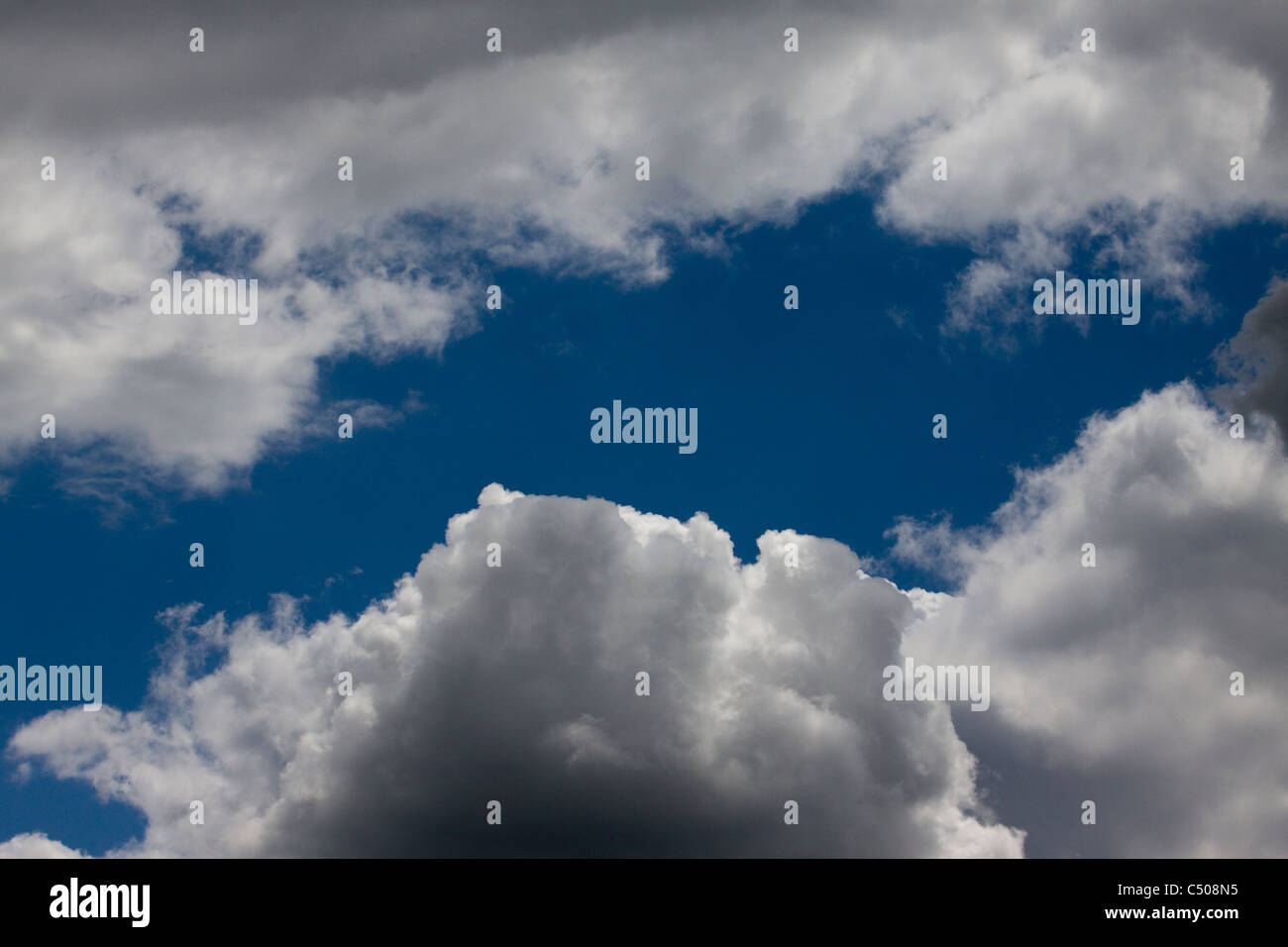 Cumulus fractus nubi in un luminoso cielo blu Foto Stock