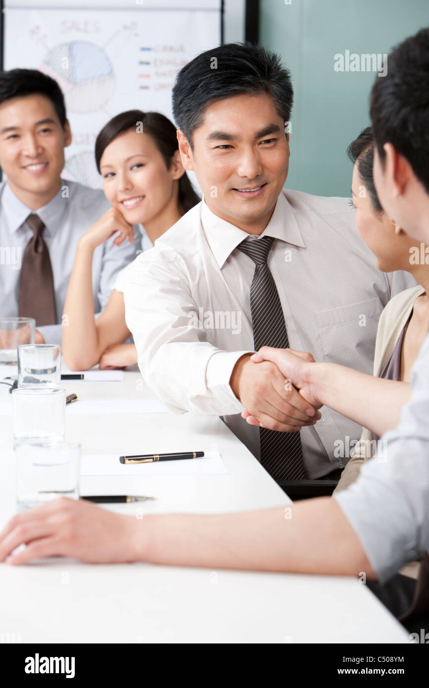 Imprenditori facendo una trattativa Foto Stock