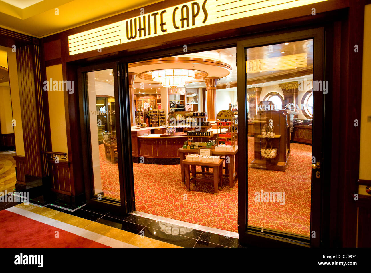 Disney il Sogno di bordo del complesso per lo shopping offre una varietà di sfavillanti negozi e boutique, Bahamas. Foto Stock