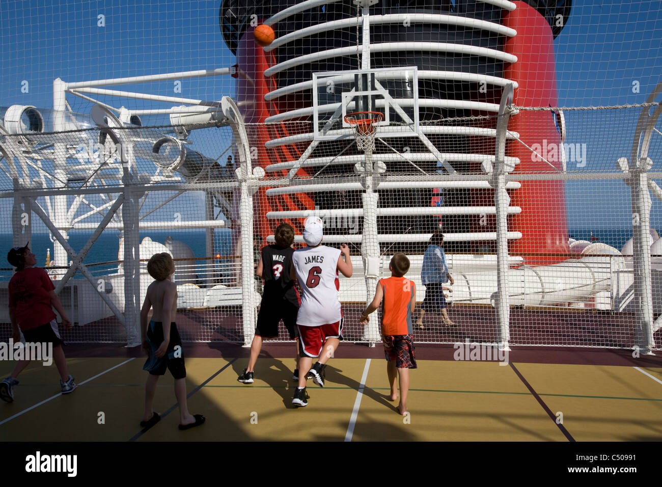 I giovani godono di un gioco di cerchi durante un Disney il Sogno viaggio alle Bahamas Foto Stock