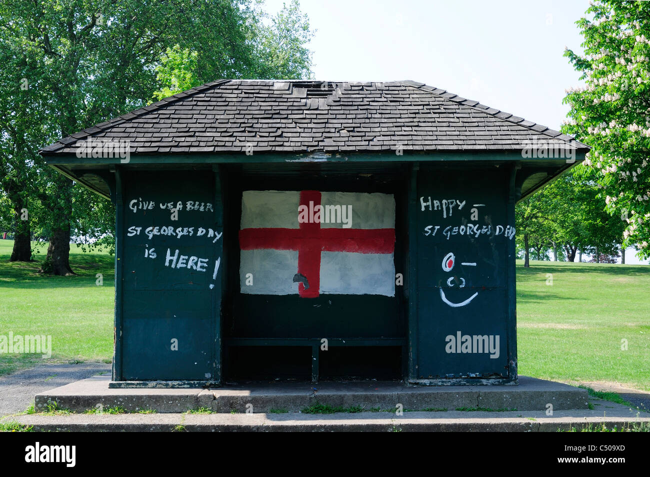 St.George's bandiera in park shelter Brockwell Park London Foto Stock