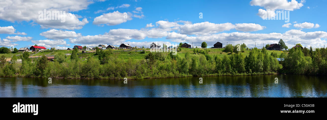 Il russo tradizionale villaggio sulla collina vicino a lato del fiume. Panorama. L'estate. Distretto Segezha, Carelia, Russia Foto Stock