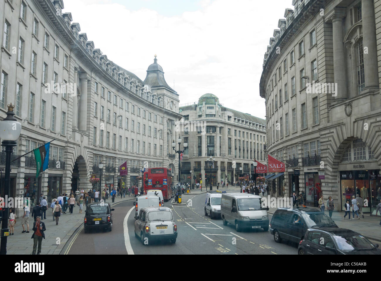 Regents Street a Londra. Negozi costosi e shopping Foto Stock