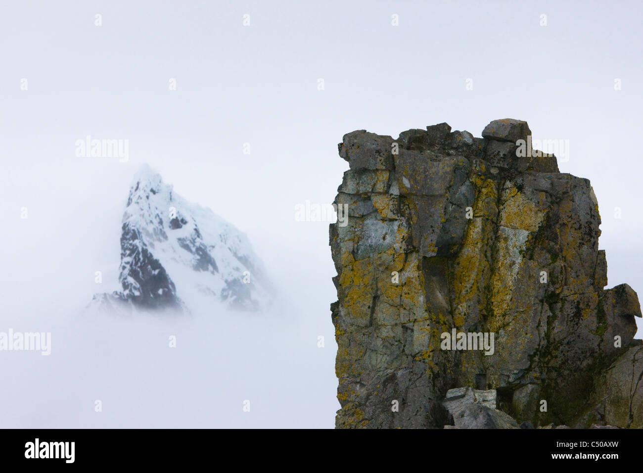 Paesaggio di roccia enorme e distante mountain, Marrone Bluff Isola, Antartide Foto Stock