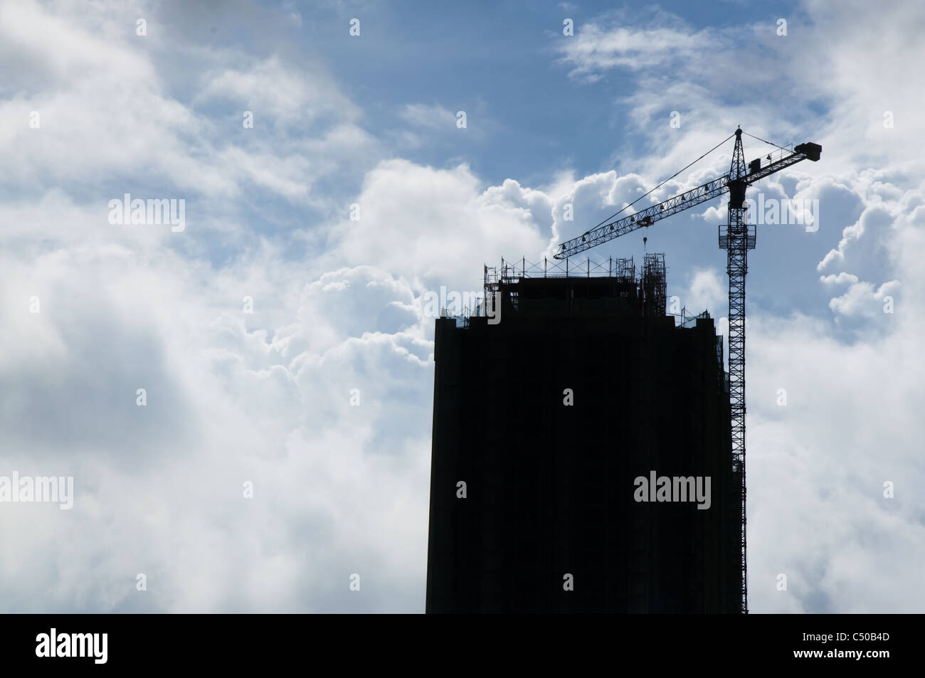 Il Cloud sky e costruzione edilizia Foto Stock