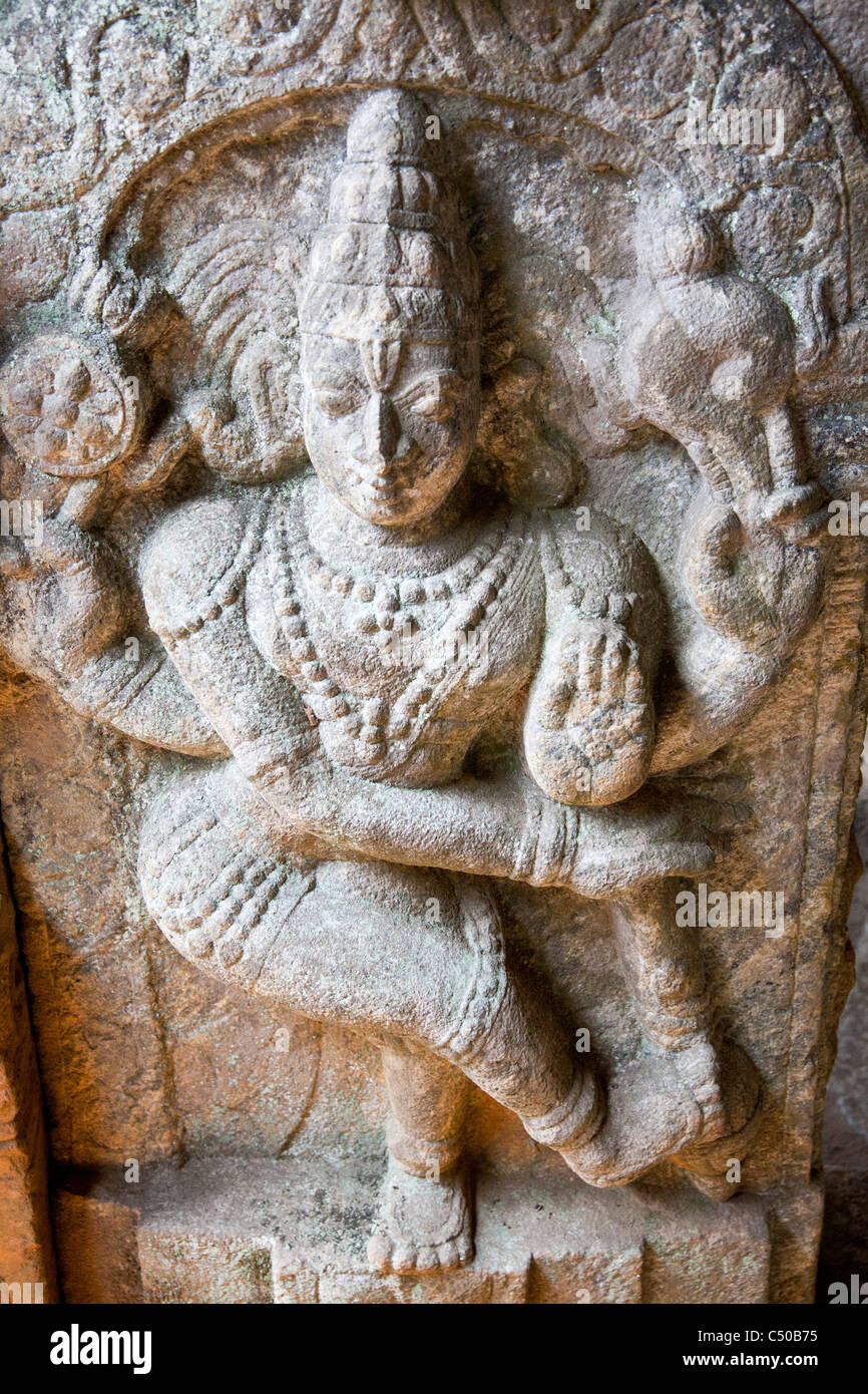 Una parete di una scultura in un tempio Jairn nel quartiere Wayanand, Kerala, India. Foto Stock