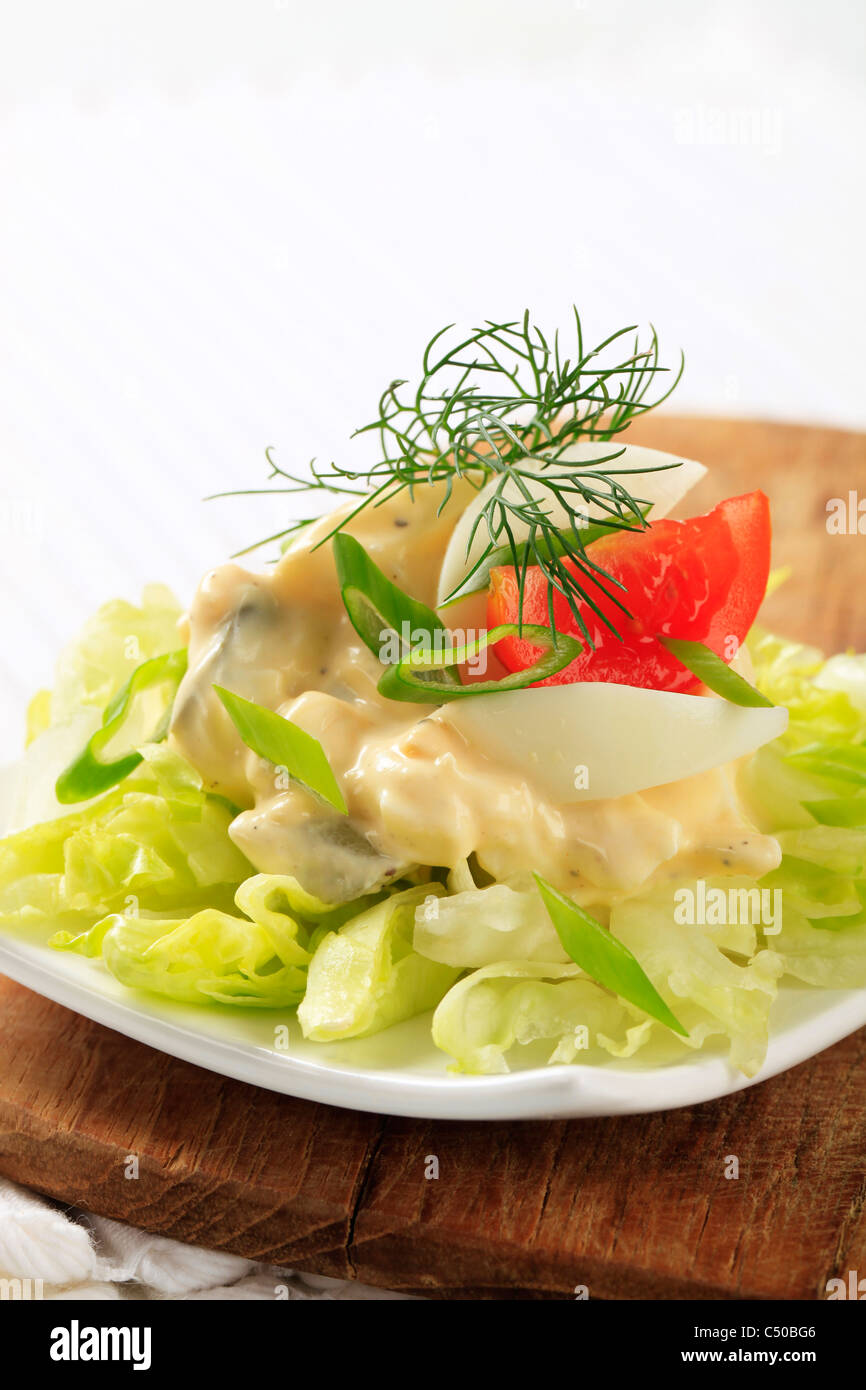 Insalata di uova in un nido di lattuga fresca Foto Stock