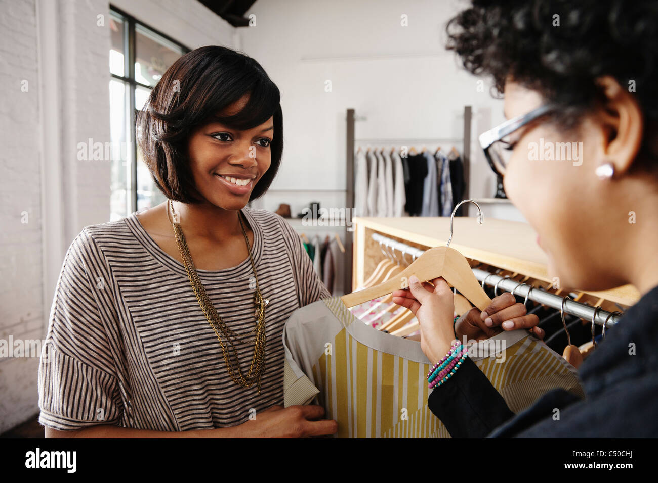 Gli amici di shopping insieme nel negozio di abbigliamento Foto Stock