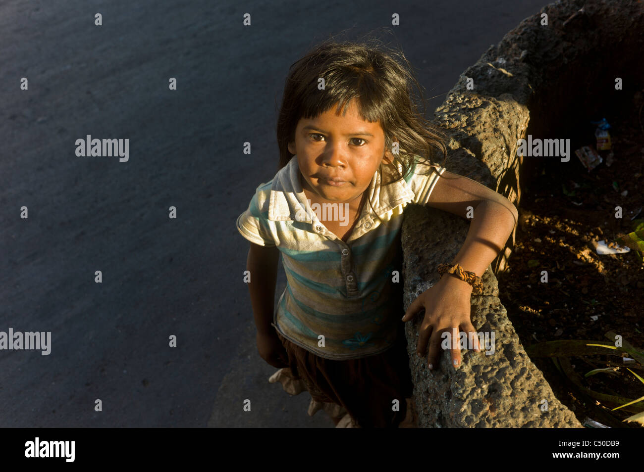 Un senzatetto bambino di strada in Mumbai (Bombay), India. Foto Stock