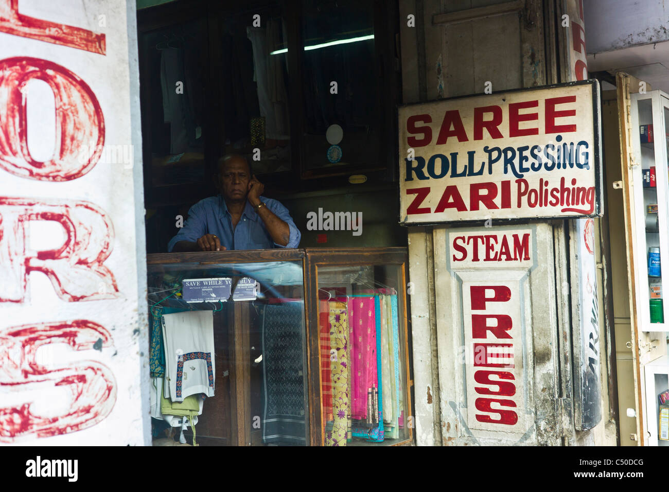 Un servizio lavanderia pulizia negozio a Bombay, India. Foto Stock