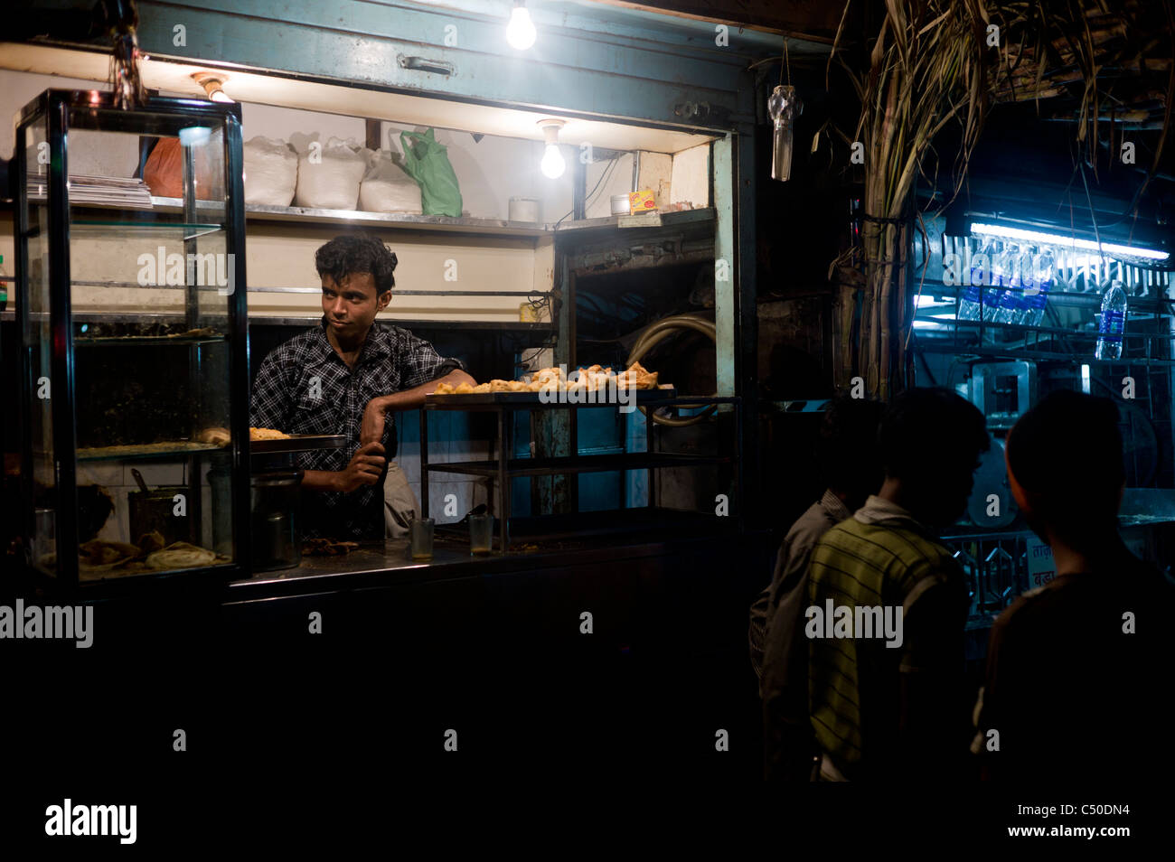 Un cibo stallo a un mercato notturno vicino a Victoria Station, a sud di Mumbai, India. Foto Stock