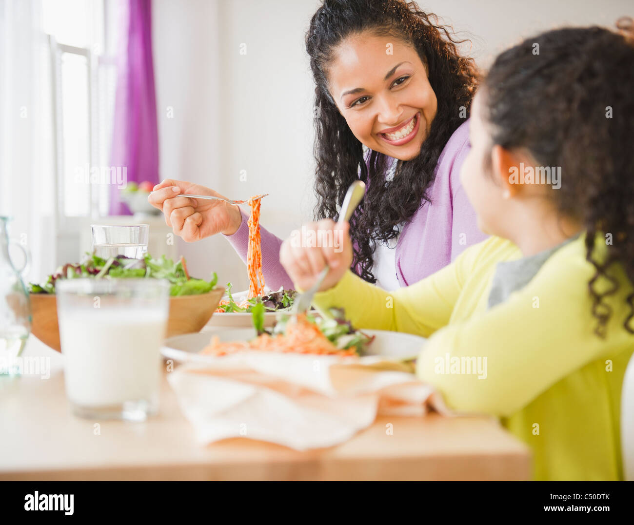 Madre e figlia di mangiare la cena insieme Foto Stock