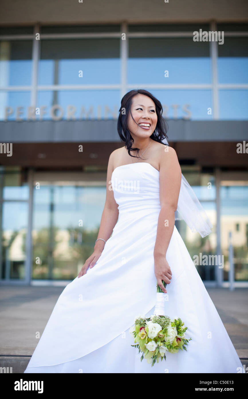 Sorridente sposa cinese Foto Stock