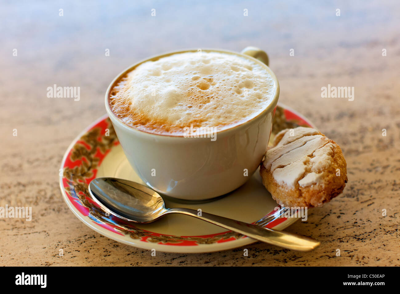 Biscotti e una tazza di cappuccino Foto Stock