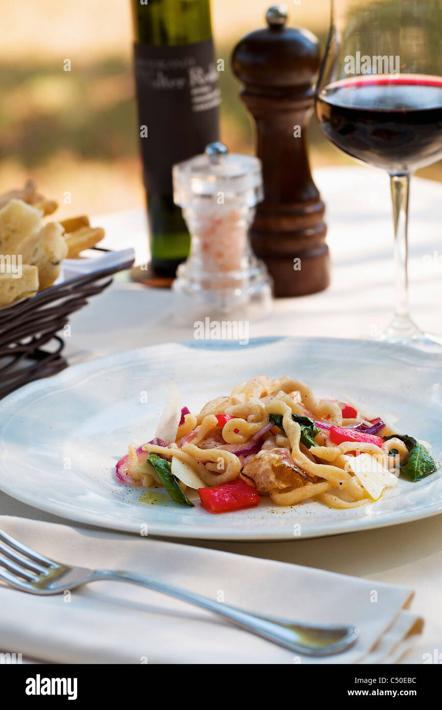 La piastra di stile rustico insalata di pasta Foto Stock