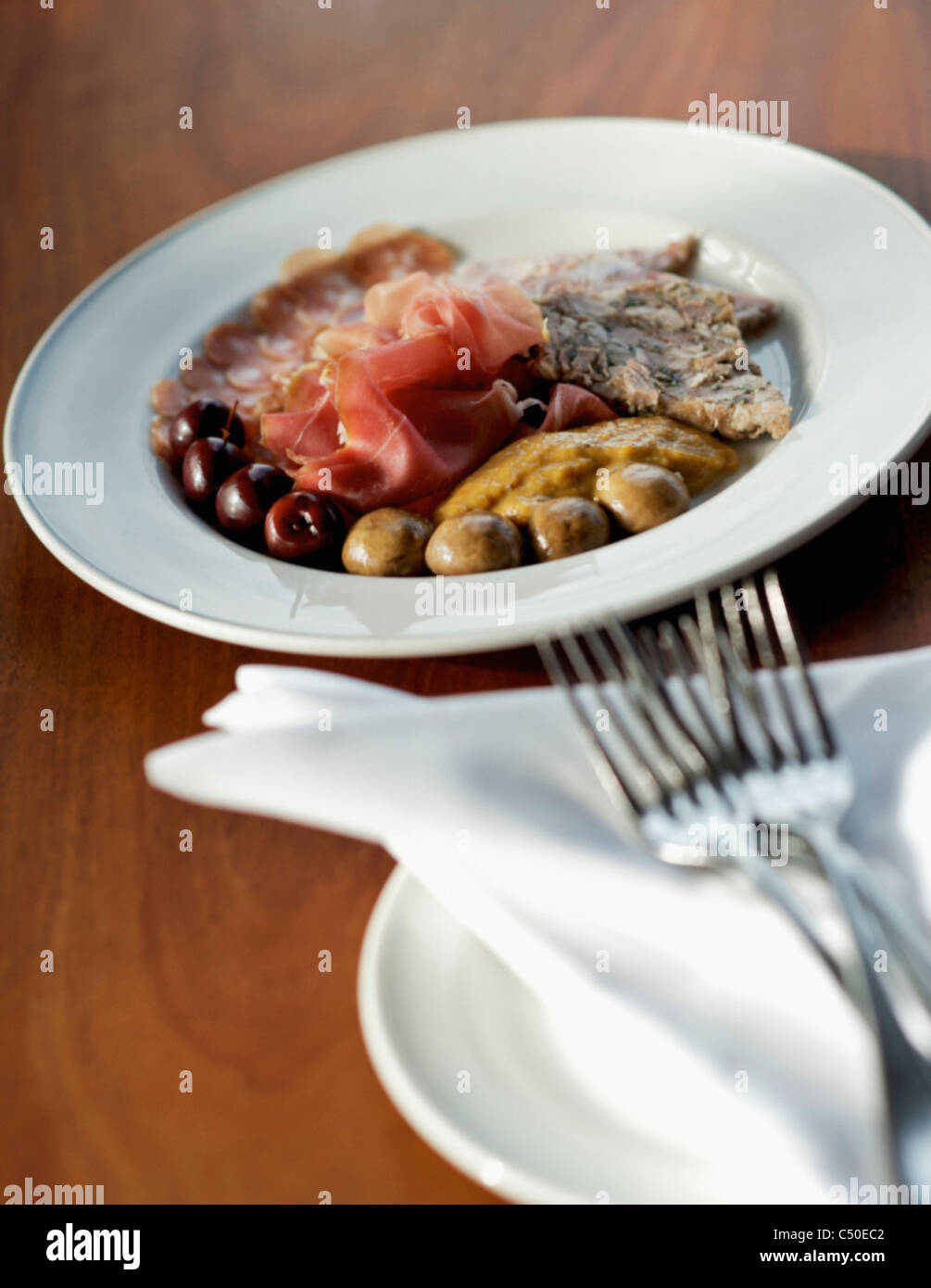 Affettati antipasti, olive, prosciutto e salame Foto Stock