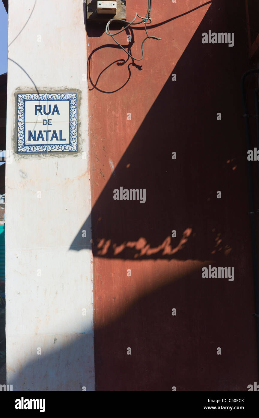 Un portoghese nome strada nel tradizionale quartiere Fontainhas in Panjim, Goa, India. Foto Stock