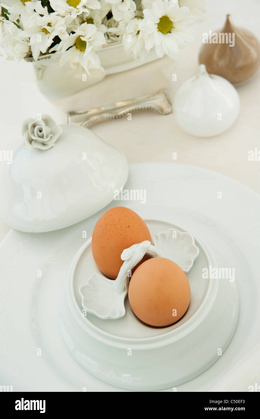 Due uova sode in un uovo ornati cup Foto Stock