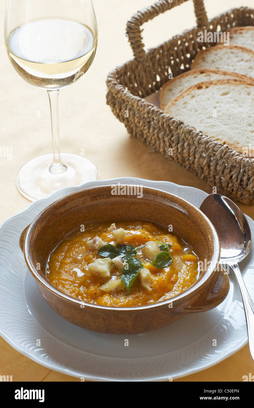 Campi da Squash e zuppa di zucca con salvia Foto Stock