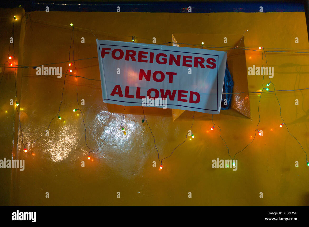 Un segno indica che "gli stranieri non ammessi" presso il tempio di Shiva in Gokarna, India. Foto Stock