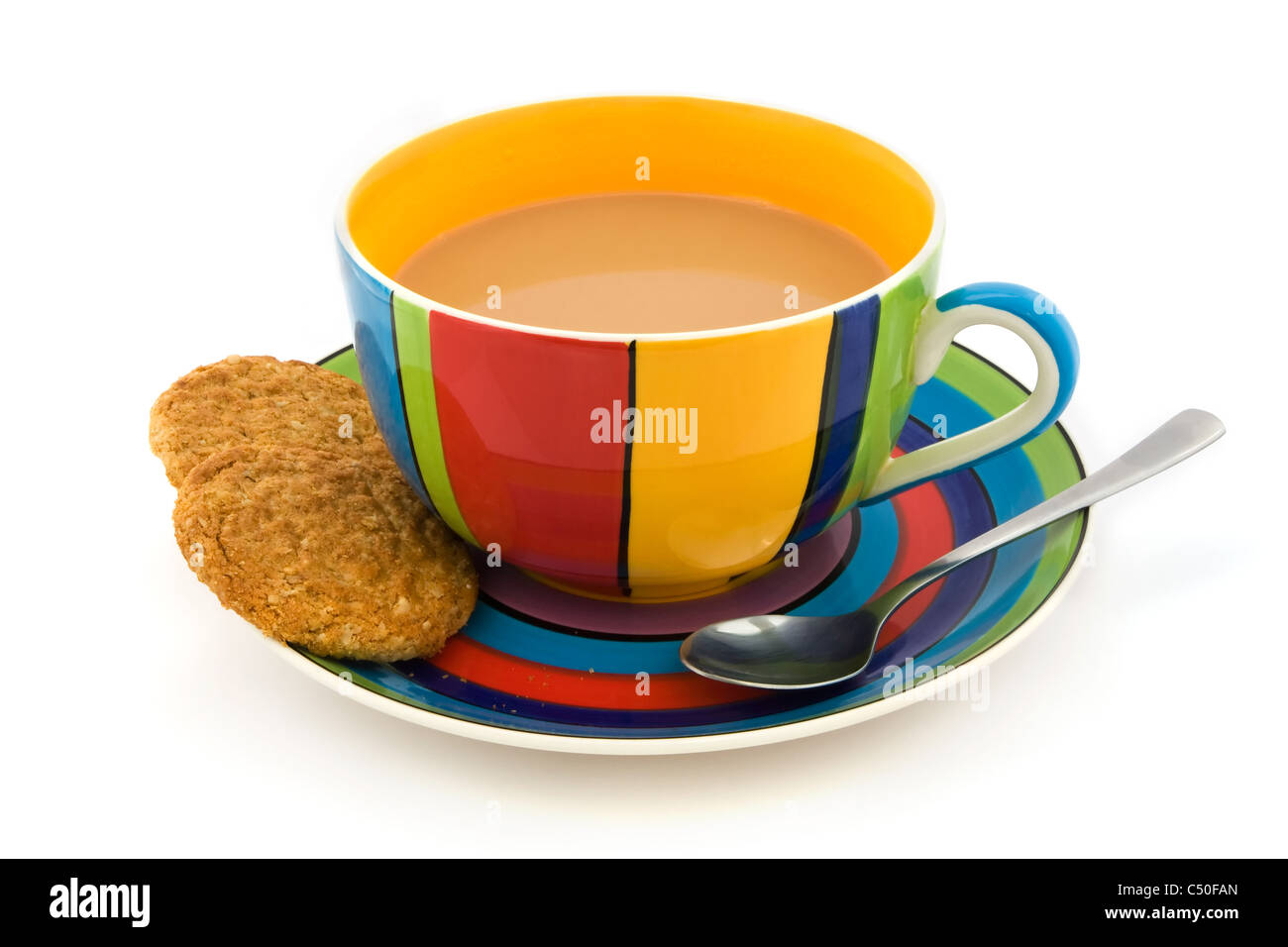 Striata tazza e piattino con due biscotti isolato su bianco Foto Stock