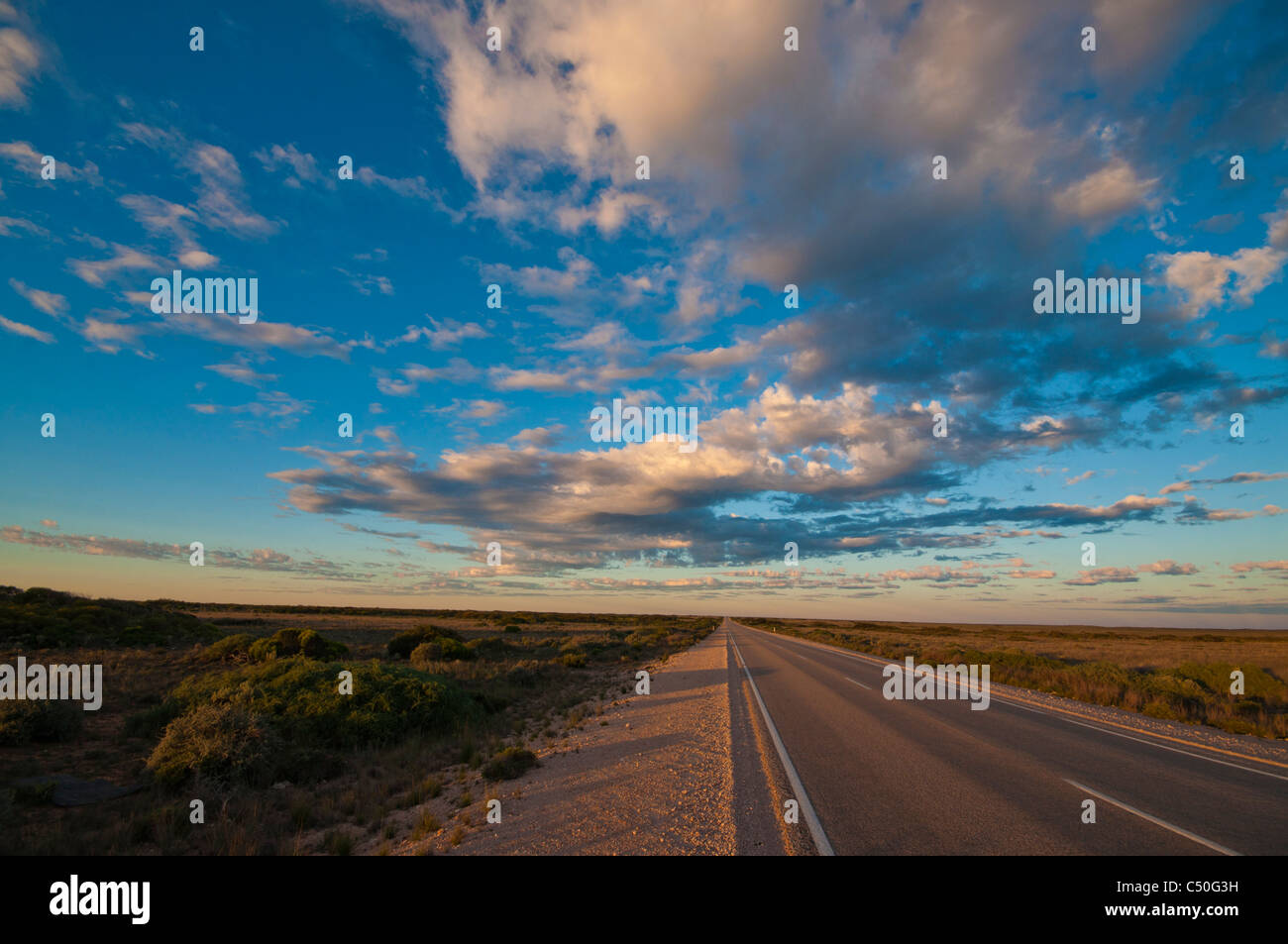 Australian Outback autostrada attraverso il Nullarbor Plain Foto Stock