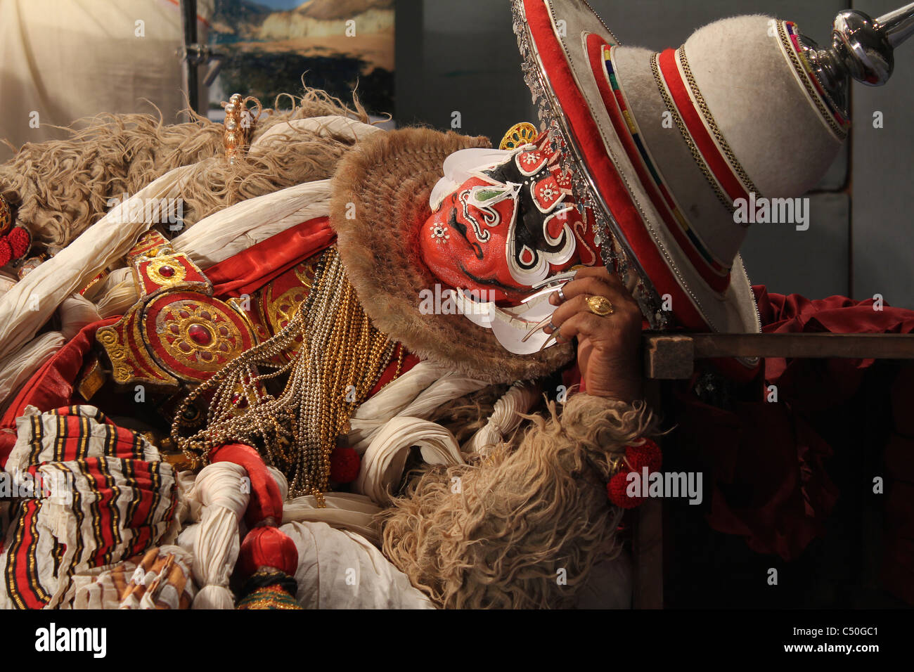 Kathakali attori vestiti come hanuman durante una fase mostra. Foto Stock
