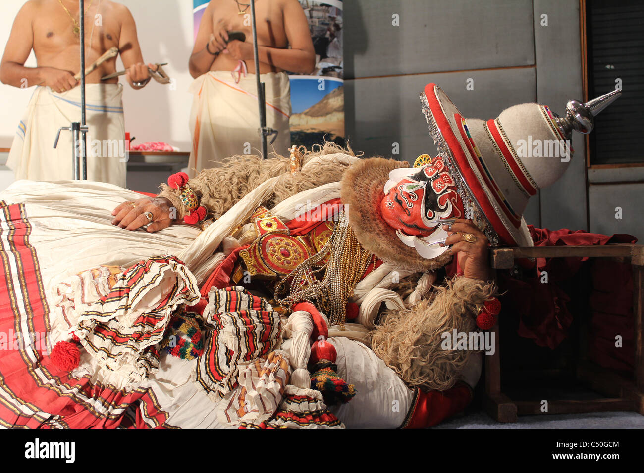 Kathakali attori vestiti come hanuman durante una fase mostra. Foto Stock