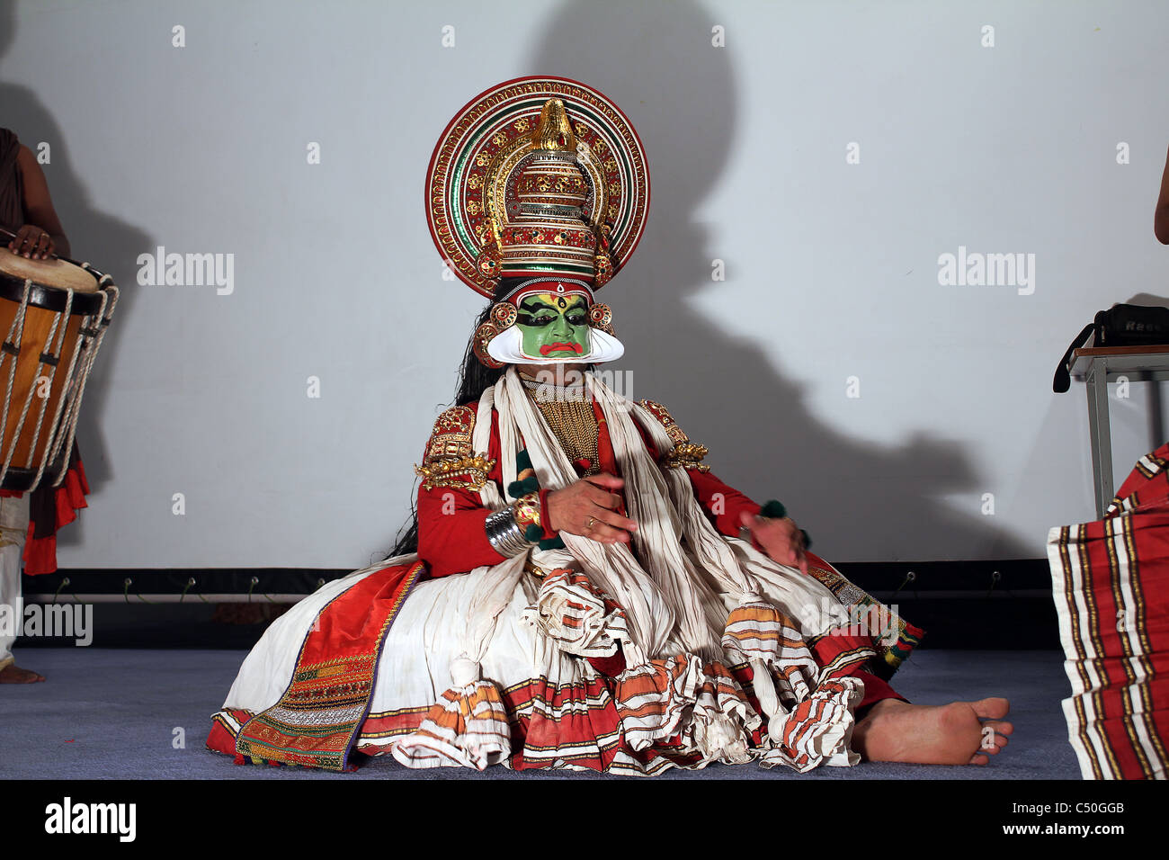 Kathakali attori vestiti come 'Bhima' esibirsi sul palco. Foto Stock