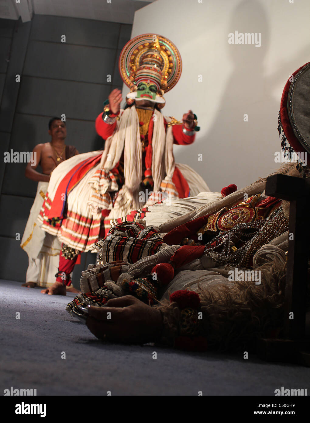 Kathakali esecutori vestito come 'Bhima' (sinistra) e 'Hanuman" (a destra) Foto Stock
