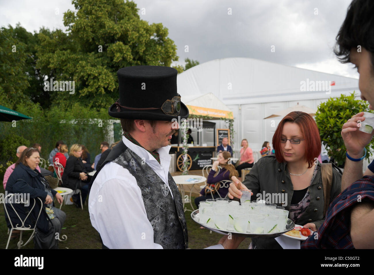 Il gusto della fiera di Londra, giugno 16-19 Regents Park, l uomo che serve libero & gin tonic a Waitrose giardino estivo in stallo. Foto Stock