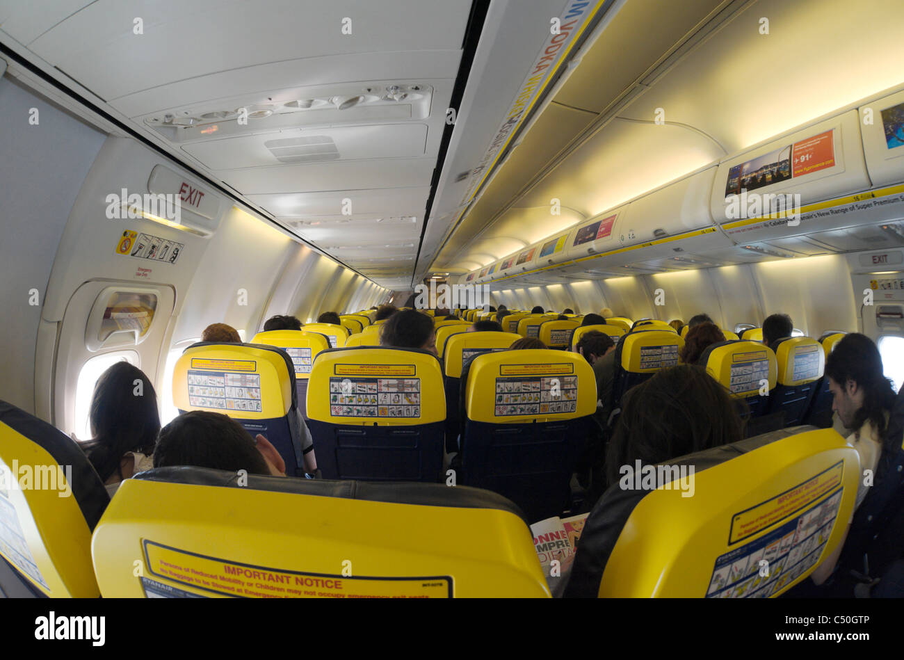 Vista fisheye del Ryanair Boeing 737-800 interno con i passeggeri, shallow DOF. Foto Stock