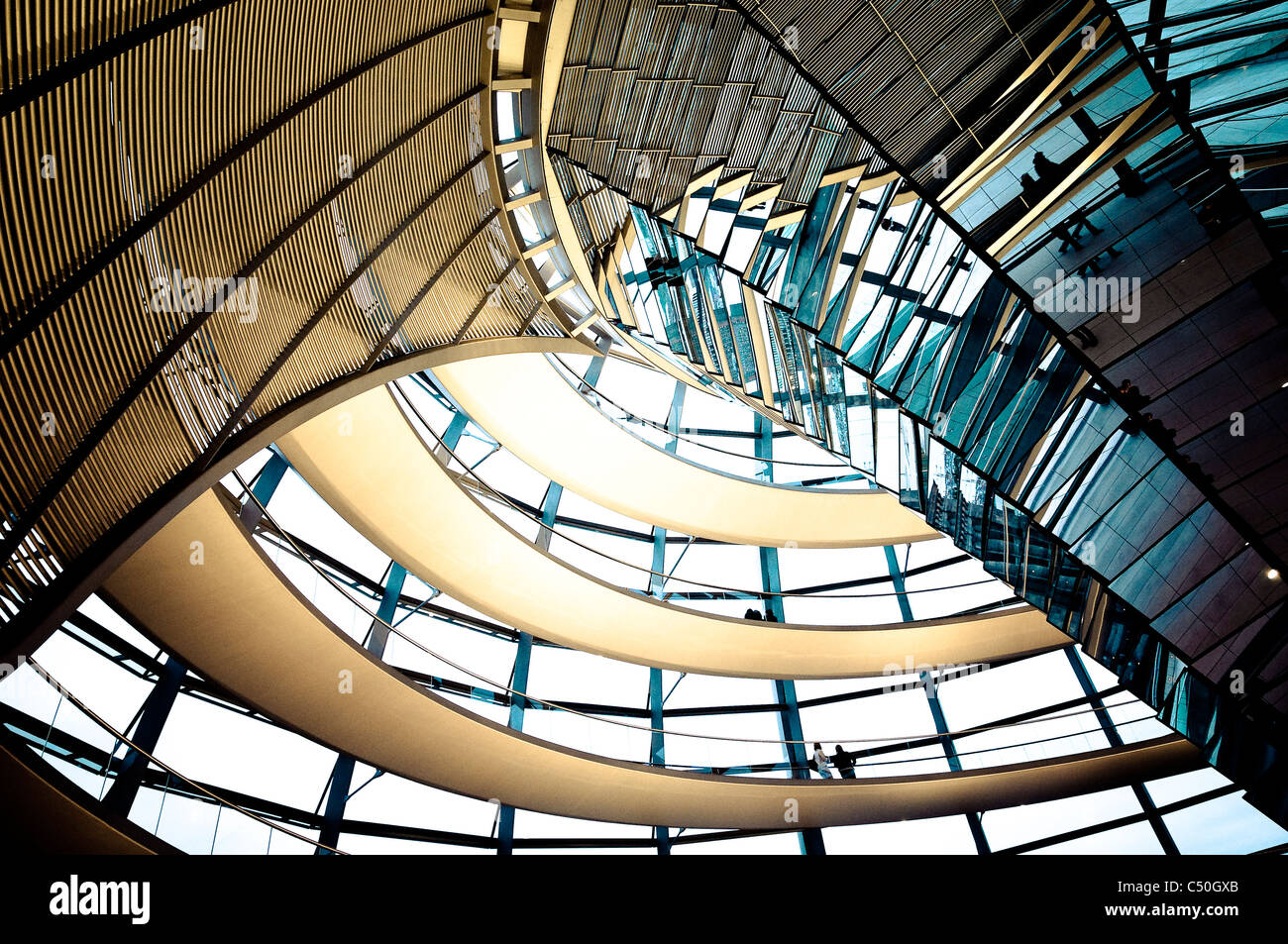 Cupola del Reichstag in moderno stile del colore, distretto governativo di Berlino, Germania, Europa Foto Stock