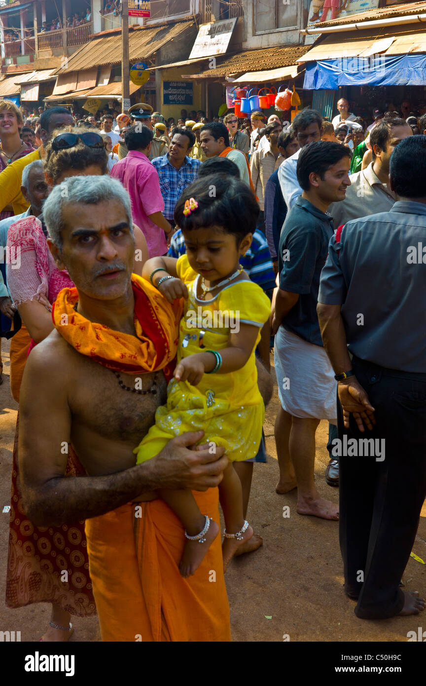Pellegrini al Shivaratri festival in Gokarna, nello stato di Karnataka, India. Foto Stock