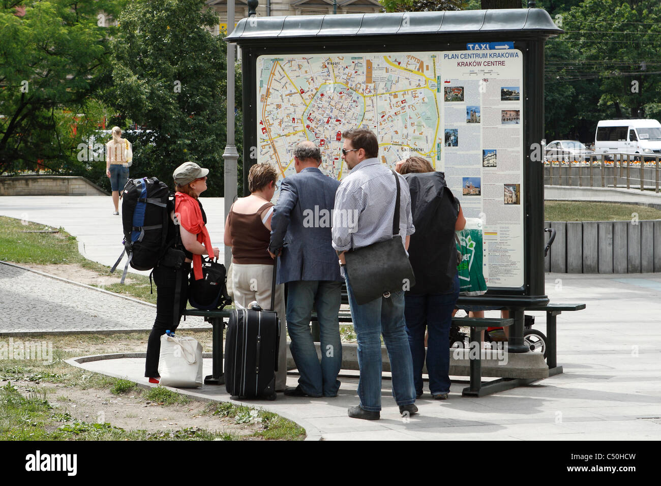 Gruppo di visitatori nella parte anteriore del grande mappa della città. Cracovia in Polonia. Foto Stock