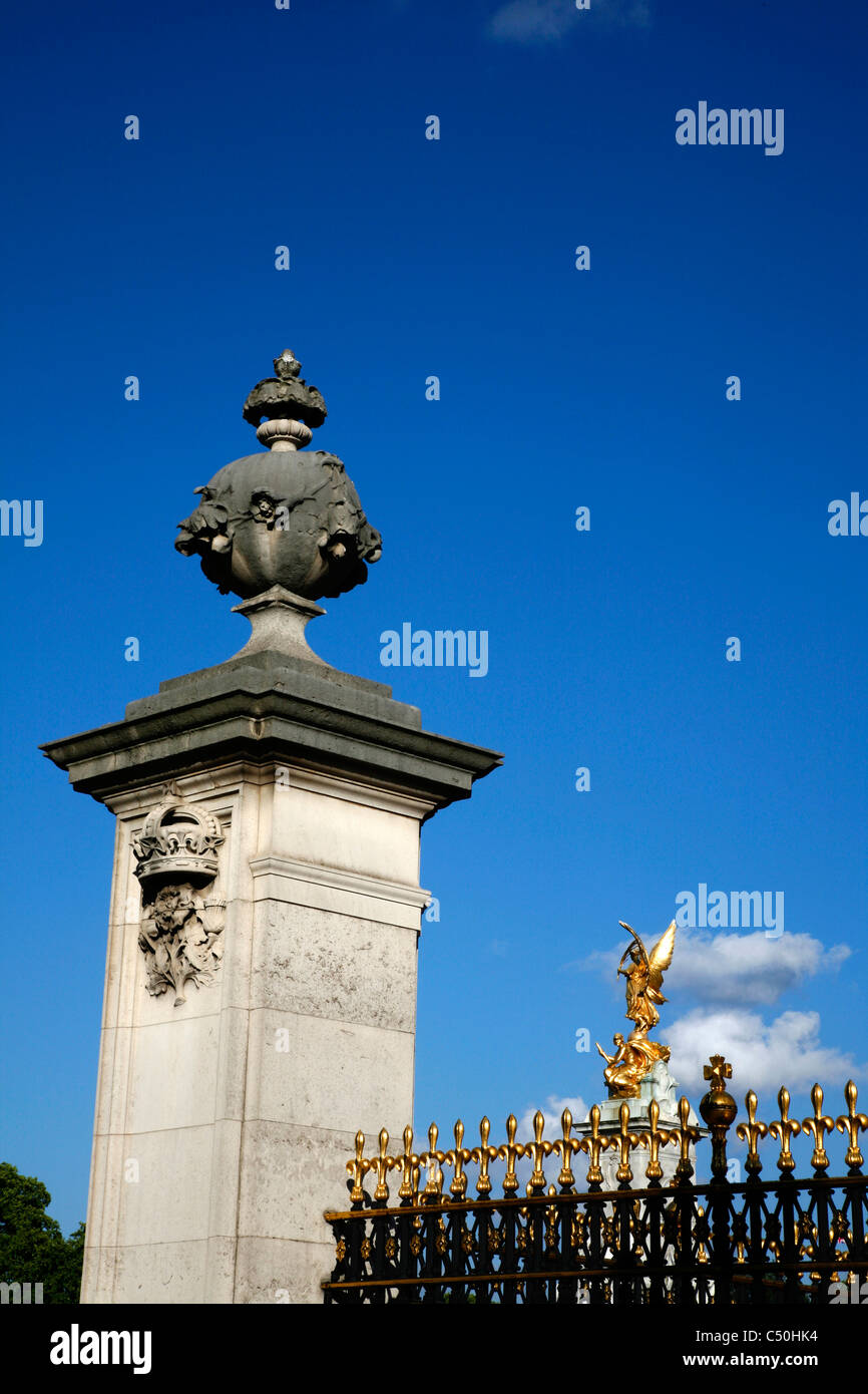Guardando oltre i cancelli di Buckingham Palace al Queen Victoria Memorial, St James's, London, Regno Unito Foto Stock